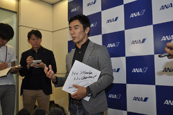 会見に臨む佐藤琢磨
