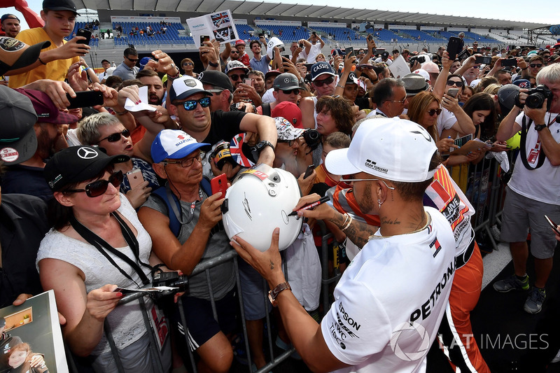 Lewis Hamilton, Mercedes-AMG F1 firmando autógrafos