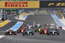 Lewis Hamilton, Mercedes AMG F1 W09, leads Valtteri Bottas, Mercedes AMG F1 W09, Sebastian Vettel, Ferrari SF71H, Max Verstappen, Red Bull Racing RB14, Daniel Ricciardo, Red Bull Racing RB14, and the rest of the field at the start