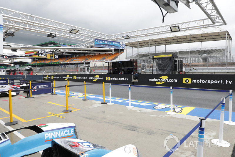 Logo Motorsport.com dan Motorsport.tv di Le Mans