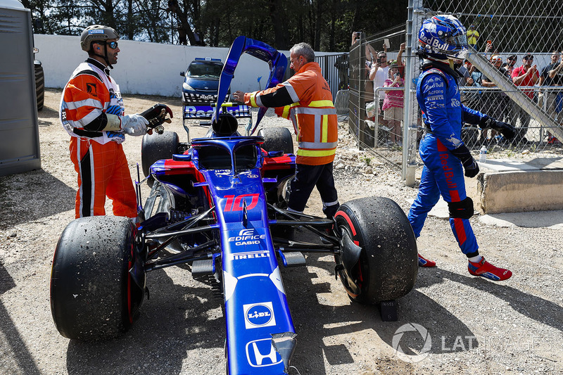 Comisarios mueven el coche accidentado de Pierre Gasly, Toro Rosso STR13