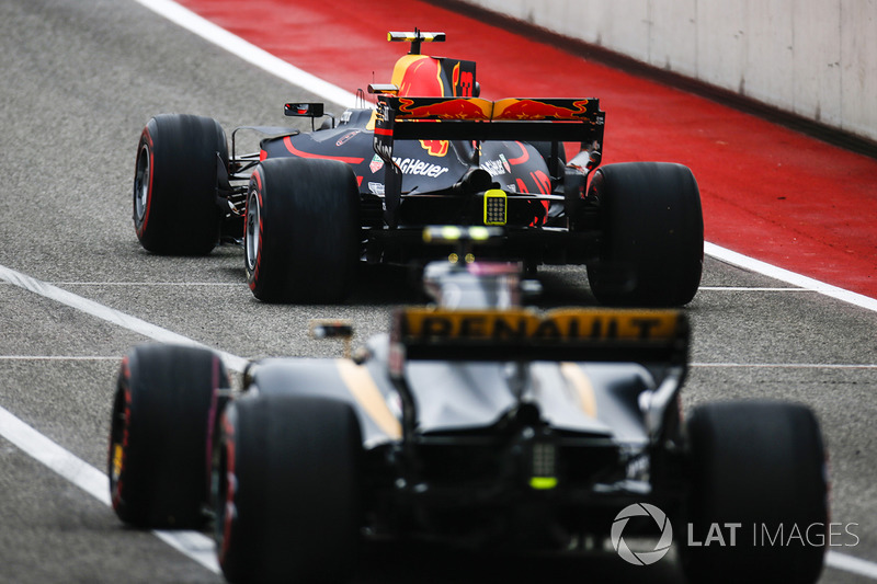 Max Verstappen, Red Bull Racing RB13, Carlos Sainz Jr., Renault Sport F1 Team RS17