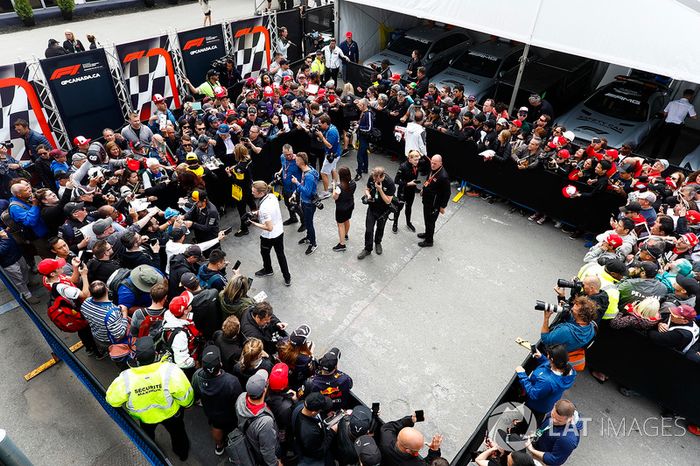 Fernando Alonso, McLaren, Carlos Sainz Jr., Renault Sport F1 Team, y Stoffel Vandoorne, McLaren, s