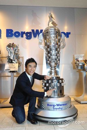 Ganador de Indy 500 Takuma Sato, Andretti Autosport con el trofeo de Borg-Warner