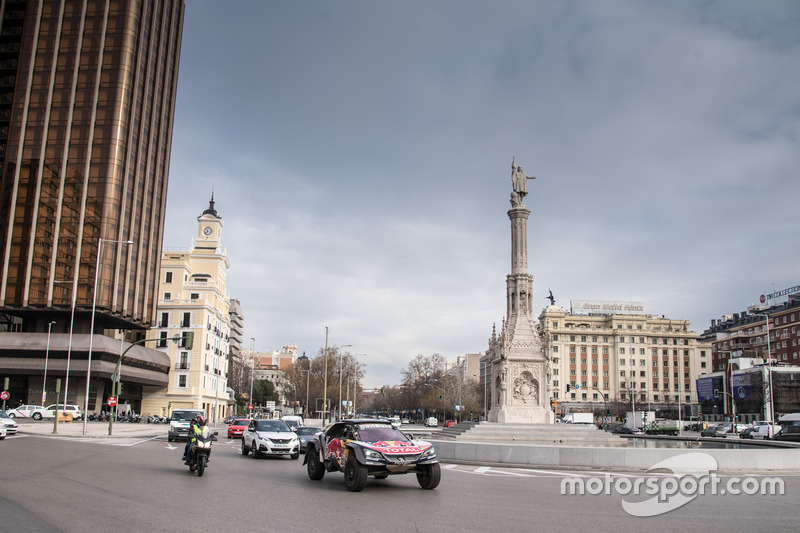 Carlos Sainz, Lucas Cruz, Peugeot Sport in the streets of Madrid