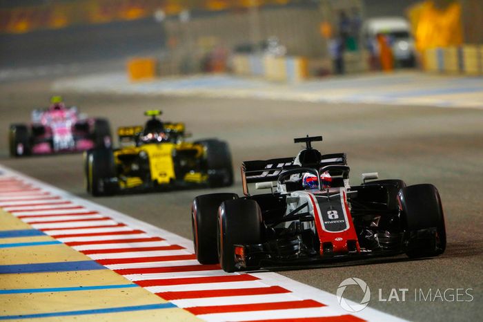 Romain Grosjean, Haas F1 Team VF-18 Ferrari, Carlos Sainz Jr., Renault Sport F1 Team R.S. 18