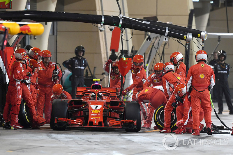 Kimi Raikkonen, Ferrari SF71H golpea a un mecánico mientras abandona los boxes