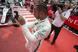 El ganador de la carrera Lewis Hamilton, Mercedes-AMG F1 celebra con una selfie en parc ferme