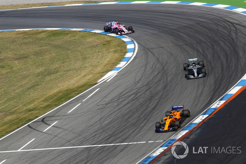 Fernando Alonso, McLaren MCL33, precede Lewis Hamilton, Mercedes AMG F1 W09, ed Esteban Ocon, Force India VJM11
