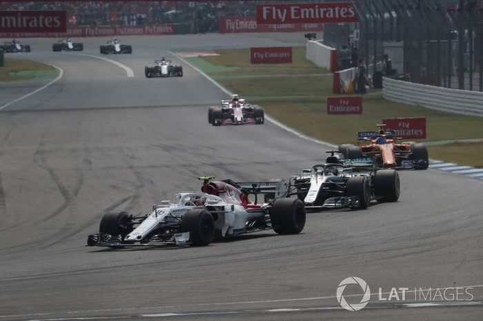 Charles Leclerc, Sauber C37 y Lewis Hamilton, Mercedes-AMG F1 W09