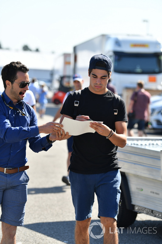 Lance Stroll, Williams signs an autograph