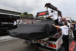 El auto de Lewis Hamilton, Mercedes-AMG F1 W09 es llevado a los pits