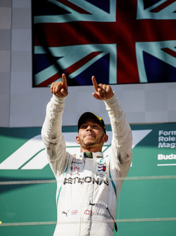Podyum: Yarış galibi Lewis Hamilton, Mercedes AMG F1