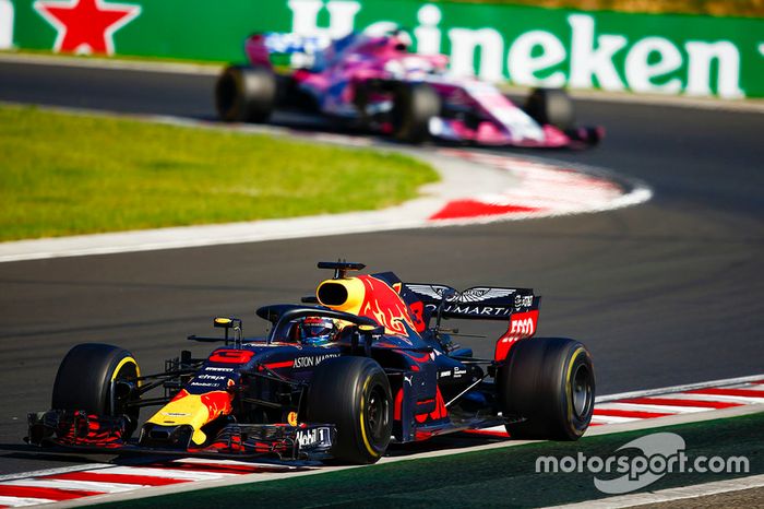 Daniel Ricciardo, Red Bull Racing RB14, Sergio Perez, Force India VJM11