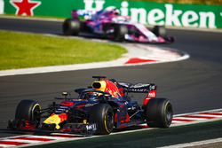 Daniel Ricciardo, Red Bull Racing RB14, Sergio Perez, Force India VJM11