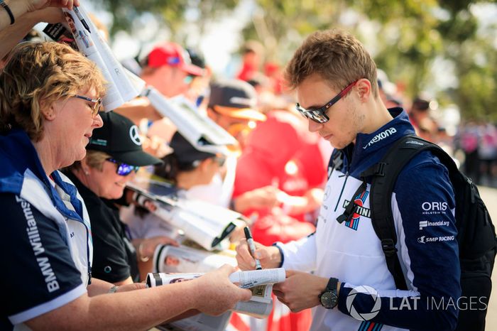 Sergey Sirotkin, Williams firma autógrafos para los fanáticos