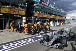 Valtteri Bottas, Mercedes-AMG F1 W09 passes Stoffel Vandoorne, McLaren MCL33 pit stop