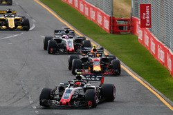Kevin Magnussen, Haas F1 Team VF-18 Ferrari, voor Max Verstappen, Red Bull Racing RB14 Tag Heuer, Romain Grosjean, Haas F1 Team VF-18 Ferrari, en Nico Hulkenberg, Renault Sport F1 Team R.S. 18
