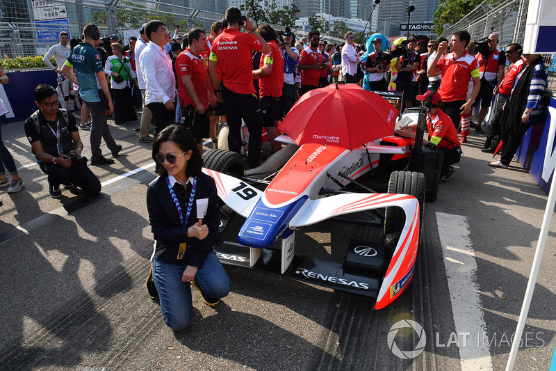 A guest poses with the car of Felix Rosenqvist, Mahindra Racing, on the grid