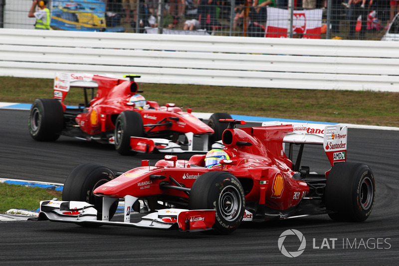 Felipe Massa, Ferrari F10 precede Fernando Alonso, Ferrari F10