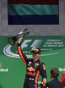 Le vainqueur Max Verstappen, Red Bull Racing sur le podium avec son trophée