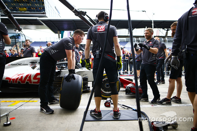 The Haas team prepares to conduct a practice pit stop
