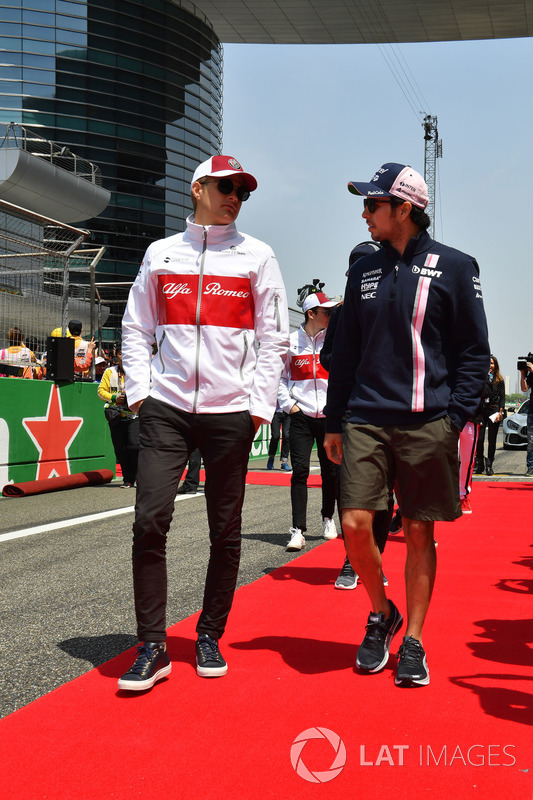 Marcus Ericsson, Sauber et Sergio Perez, Force India lors de la parade des pilotes