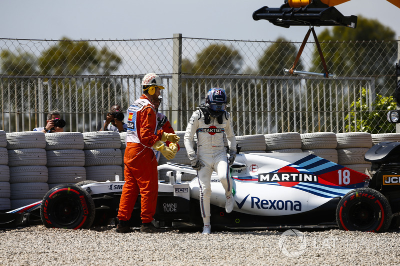 Lance Stroll, Williams FW41, sale de su automóvil y es asistido por mariscales después de girar en la grava