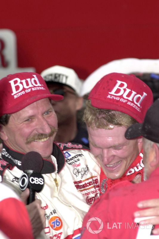 Ganador de la carrera Dale Earnhardt, Jr. celebra con su padre, Dale Earnhardt