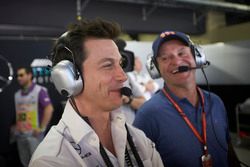 Toto Wolff, director ejecutivo de Mercedes AMG F1, con Rubens Barrichello