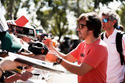 Fernando Alonso, McLaren, signe des autographes