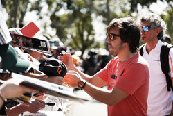 Fernando Alonso, McLaren, signe des autographes