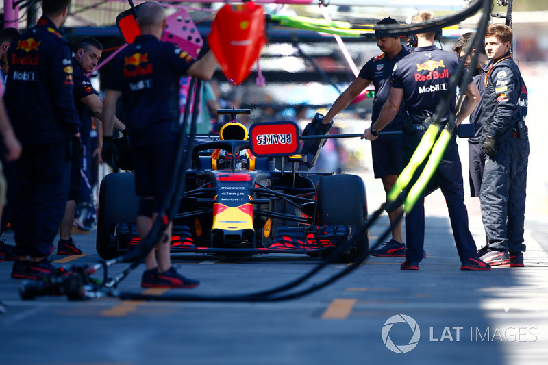 Daniel Ricciardo, Red Bull Racing RB14 Tag Heuer, dans les stands