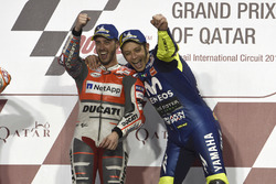 Le vainqueur Andrea Dovizioso, Ducati Team, et le troisième Valentino Rossi, Yamaha Factory Racing