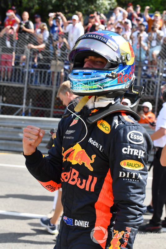Il poleman Daniel Ricciardo, Red Bull Racing festeggia nel parco chiuso