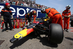 Max Verstappen, Red Bull Racing RB14 regarde sa voiture endommagée