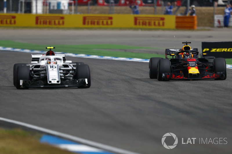 Daniel Ricciardo, Red Bull Racing RB14, passe Charles Leclerc, Sauber C37