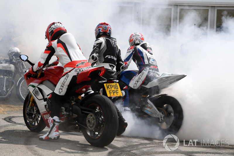 Randy Mamola et d'autres motards font le show