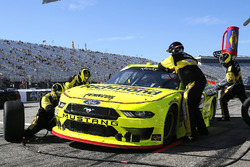 Brad Keselowski, Team Penske, Ford Mustang Menards/Richmond pit stop