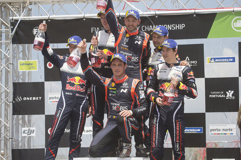 Podium : les vainqueurs Thierry Neuville, Nicolas Gilsoul, Hyundai Motorsport, les deuxièmes Elfyn Evans, Daniel Barritt, M-Sport