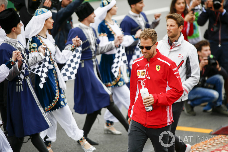 Sebastian Vettel, Ferrari, Romain Grosjean, Haas F1 Team, en el desfile de pilotos