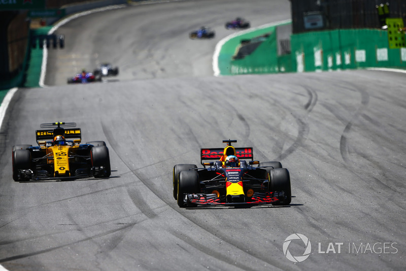 Daniel Ricciardo, Red Bull Racing RB13, passes Carlos Sainz Jr., Renault Sport F1 Team RS17