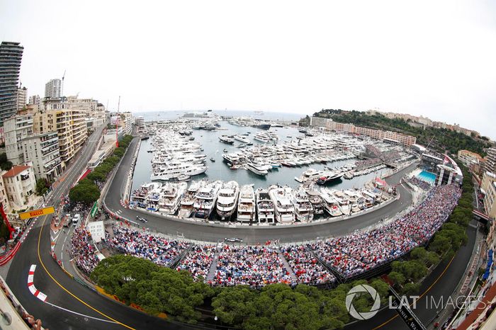 Lewis Hamilton, Mercedes AMG F1 W09, y Valtteri Bottas, Mercedes AMG F1 W09