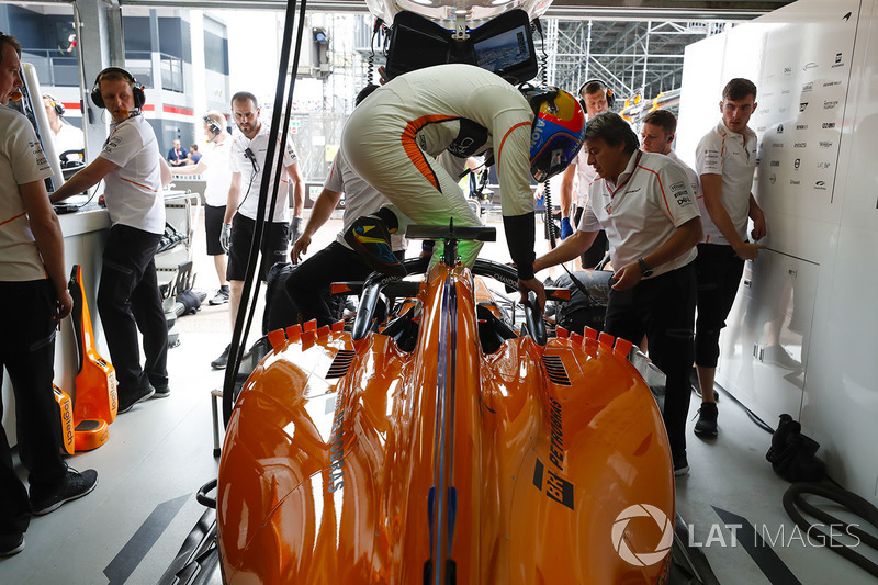 Fernando Alonso, McLaren, monte dans sa voiture