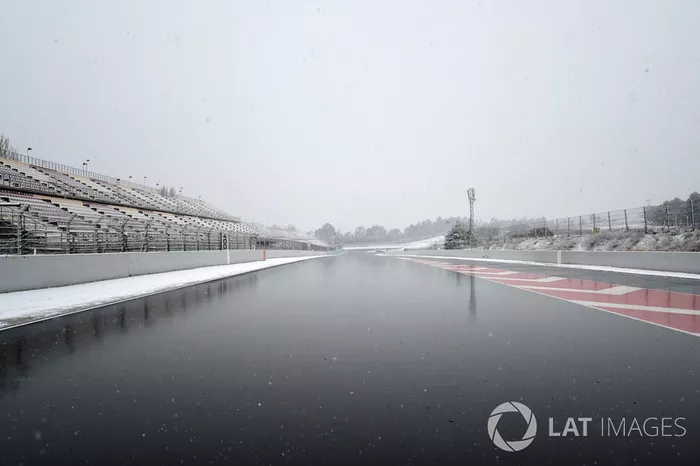 Le neige retarde le troisième jour des essais