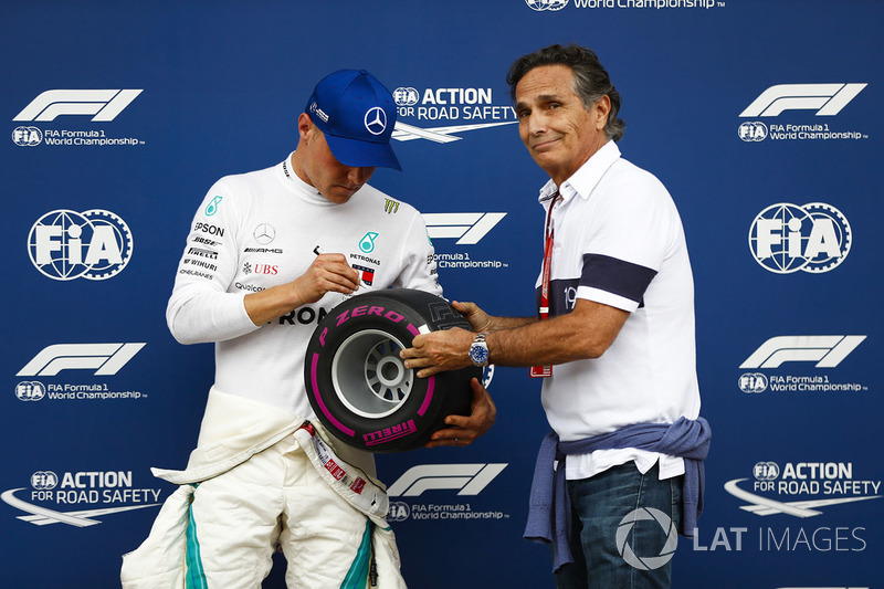 Pole sitter Valtteri Bottas, Mercedes AMG F1, signs the Pirelli pole trophy presented by Nelson Piquet Sr