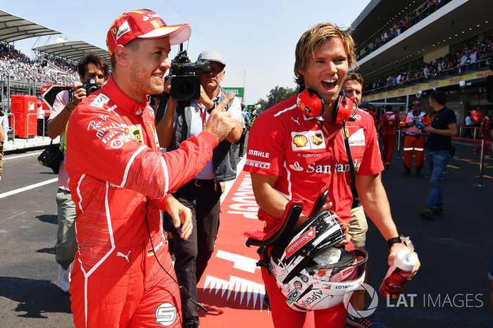 Pole, Sebastian Vettel, Ferrari celebra en parc ferme con su entrenador, Antti Kontsas