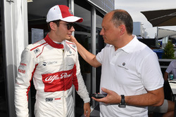 Charles Leclerc, Sauber celebra con Frederic Vasseur, director del equipo Sauber