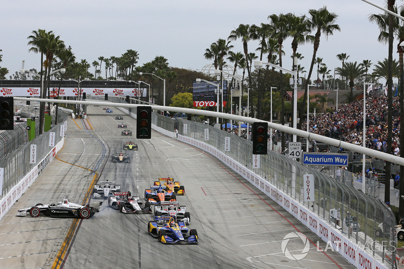 Alexander Rossi, Andretti Autosport Honda leads at the start while Simon Pagenaud, Team Penske crashes