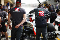 Інженери Haas з болідом Кевіна Магнуссена